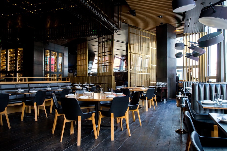 Sala de un restaurante lista para el servicio